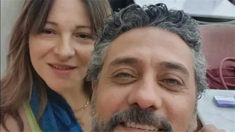 عجوزة وافتخر.. مشادة كلامية بين زوجة تامر فرج ومتابع على فيس بوك | شاهد