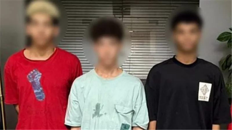 مزاح يتحول لكارثة.. 3 طلاب يتسببون في احتراق 6 سيارات بالتجمع الأول