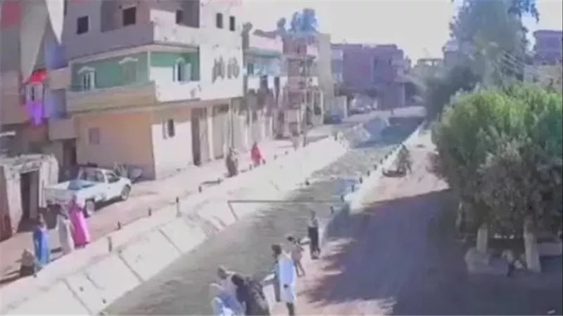 نطّت وراه في الترعة.. بطولة أم خاطرت بحياتها لإنقاذ ابنها بالغربية