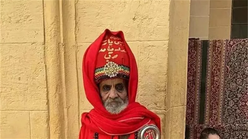 سيد المسكين.. قصة حارس مقام البدوي الذي يظهر في كل مولد بـ زي غريب | شاهد