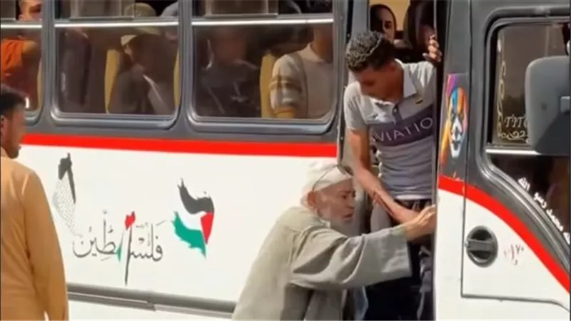الناس لحقتني بسرعة.. القصة الكاملة لسقوط مسن من أتوبيس المنصورة | شاهد