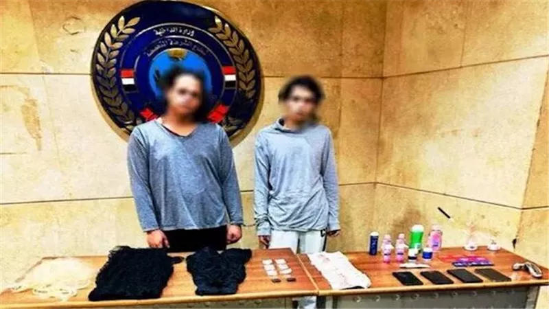 يرتديان ملابس نسائية.. تفاصيل مثيرة في ضبط شخصين يستقطبان الرجال عبر تطبيق هاتفي بالجيزة