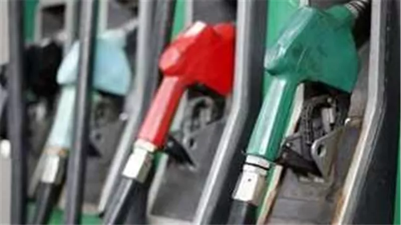 لماذا رفعت الحكومة أسعار البنزين على الرغم من انخفاض النفط والدولار؟