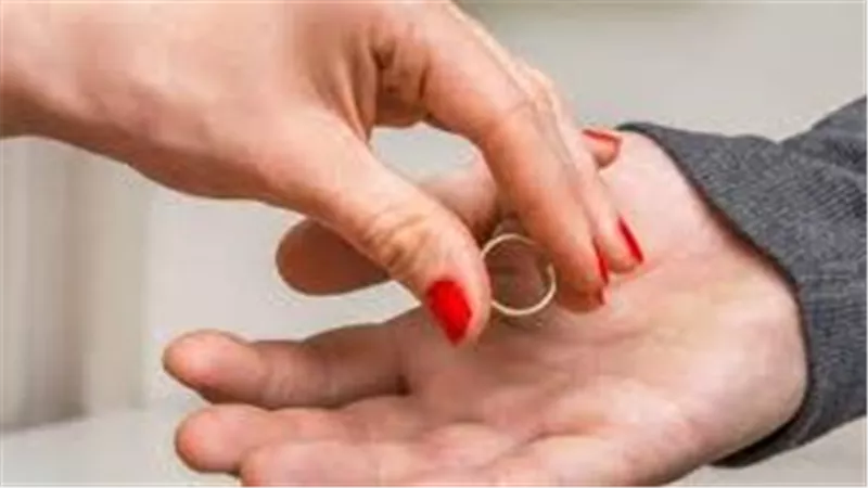 طلع أقرع ولابس باروكة.. صفاء تطلب فسخ عقد زواجها بعد شهر ونصف