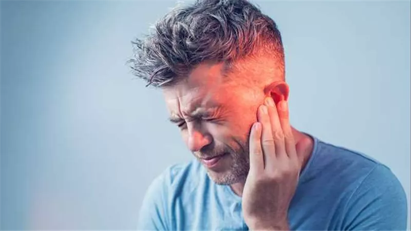 لا تتجاهلها قد تنتهي بألم شديد.. أعراض التهاب الأذن الوسطى