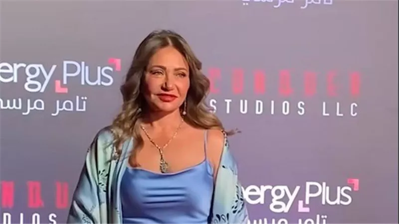 فستان جريء.. ليلى علوي تثير ضجة بإطلالة أنيقة في مهرجان الجونة | شاهد
