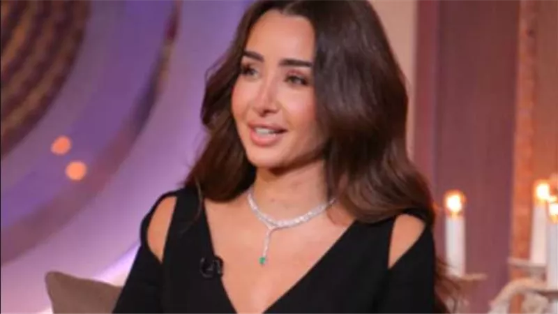 هخليك تفليني.. هنا الزاهد تفاجيء عمرو أديب بعد سؤاله عن شعرها | فيديو