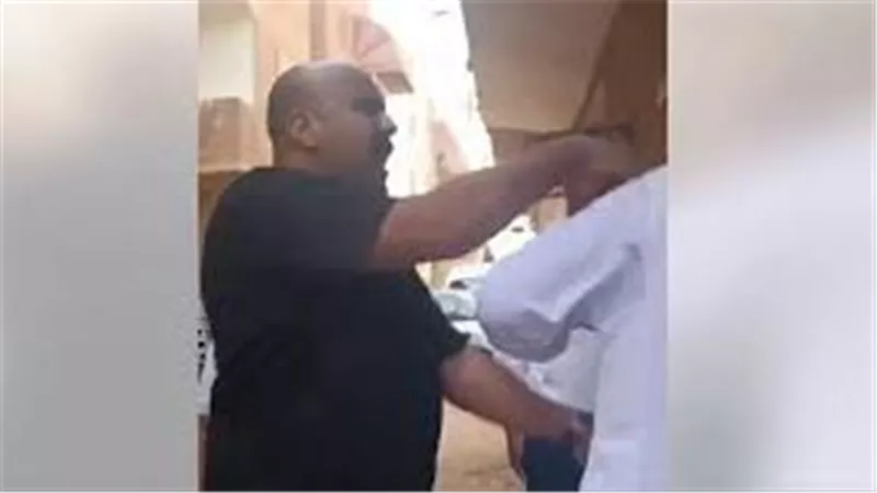 بسبب الإيجار .. لحظة صفع رجل مسن تثير غضب السوشيال ميديا | فيديو
