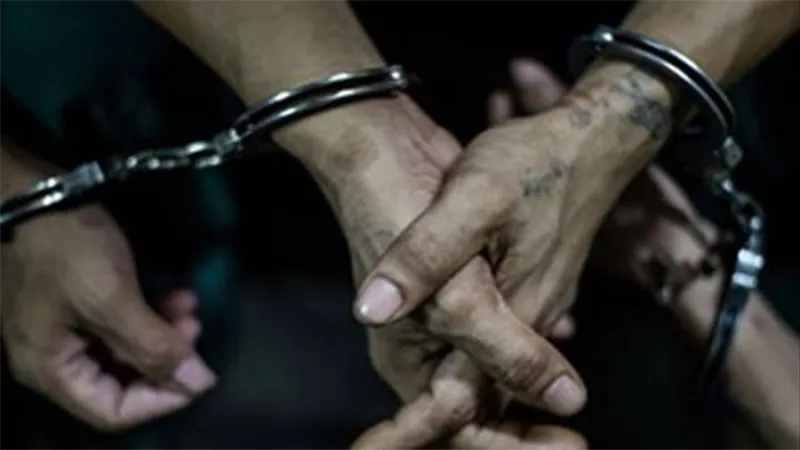 رموني في الصحرا.. تفاصيل سقوط عصابة سرقة سيارة سجائر بالجيزة