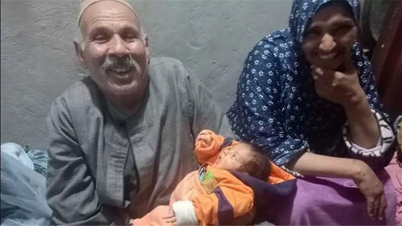 نفسي اطمن على مستقبله.. مُسن يرزق بمولود جديد من زوجته في عمر الـ73