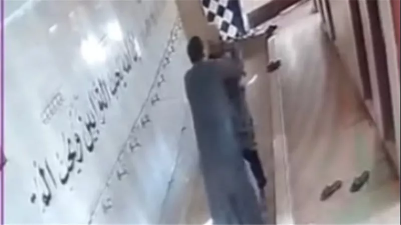 فيديو صادم.. شاب يعتدي على مسن داخل مسجد بالغربية لخلافهما على آذان الفجر | شاهد