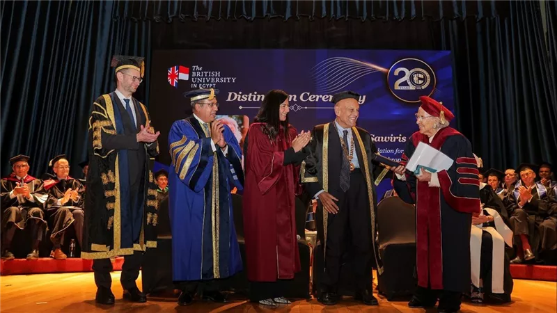 الجامعة البريطانية تمنح الدكتوراه الفخرية لـيسرية لوزا ساويرس وتكرم أوائل الدفعات