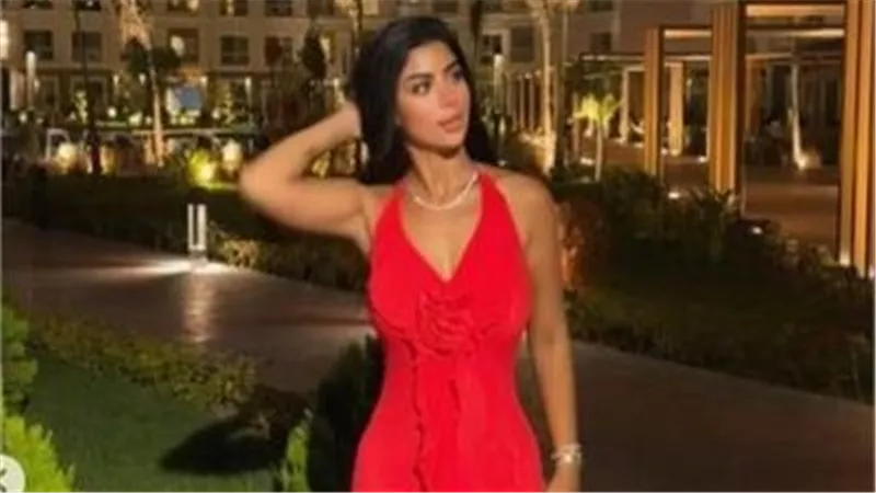 بالكاجوال.. كارولين عزمي تثير ضجة بإطلالة جديدة | شاهد 