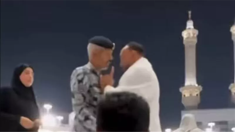 غضب واستياء.. تعامل شرطي مع رجل وسيدة في الحرم يثير الجدل | فيديو
