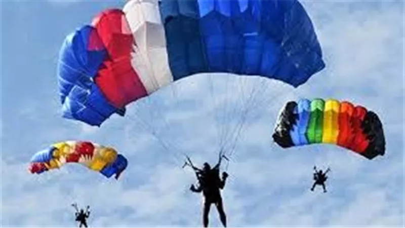 من الأهرامات إلى كعابيش.. التفاصيل الكاملة لهبوط 3 سائحين خطأ بالبراشوت 