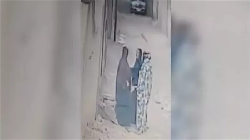 غدرت بها.. سيدة تسكب مياه نار على جارتها بالزقازيق