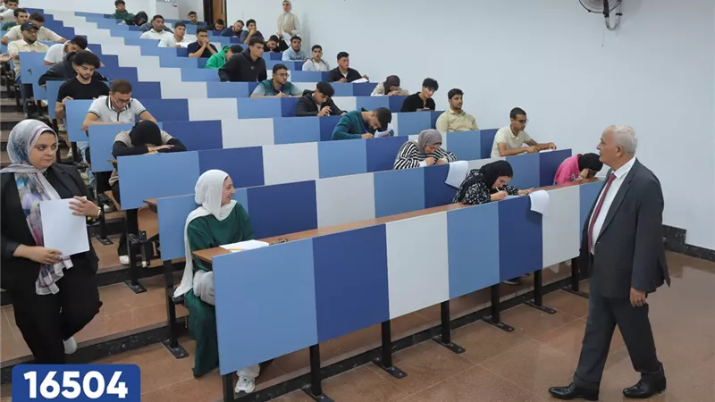رئيس جامعة الريادة يتفقد امتحانات الميدتيرم بكلية إدارة الاعمال