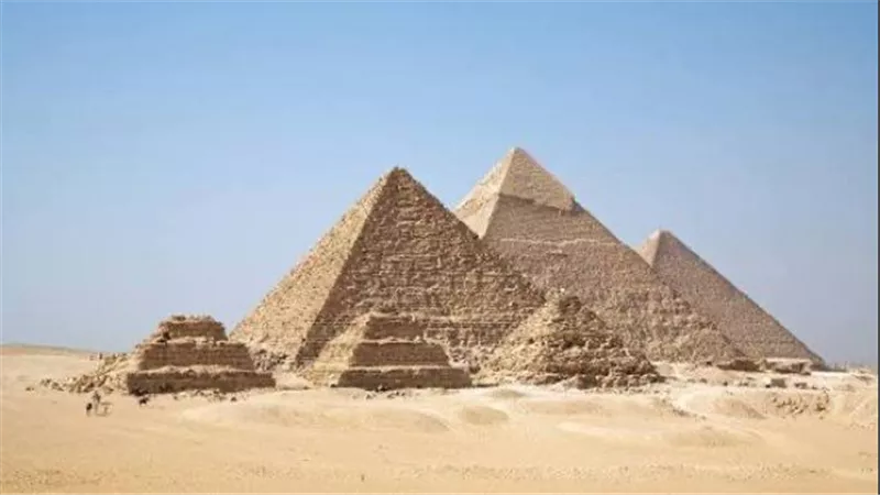  مزاح شباب.. تفاصيل مثيرة في التقاط 3 سائحين عراة صورا بجوار هرم خوفو 
