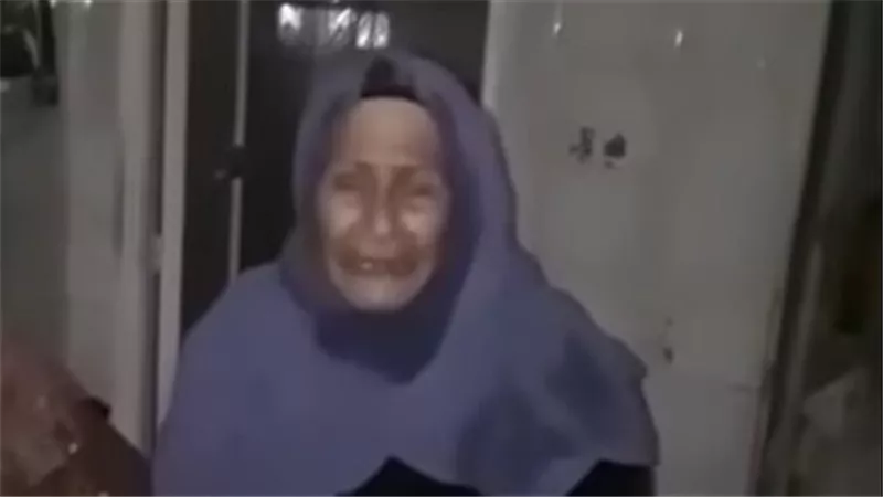 ابني كسرلي رجلي وبيضربني كل يوم.. تفاصيل صادمة في استغاثة مسنة من تعدي نجلها وزوجته عليها بكفر الشيخ