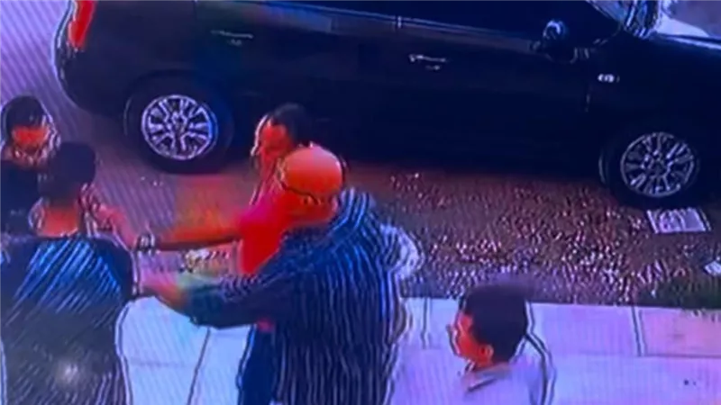مسدد فواتيري وضربوني.. تفاصيل مثيرة جديدة عن واقعة محصلي الكهرباء في فيلا التجمع