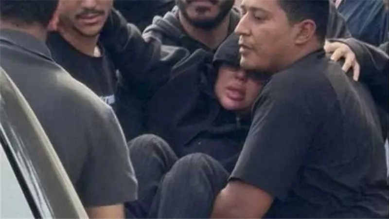 فقدت الوعي..انهيار زوجة إسماعيل الليثي أثناء تشييع جثمانه