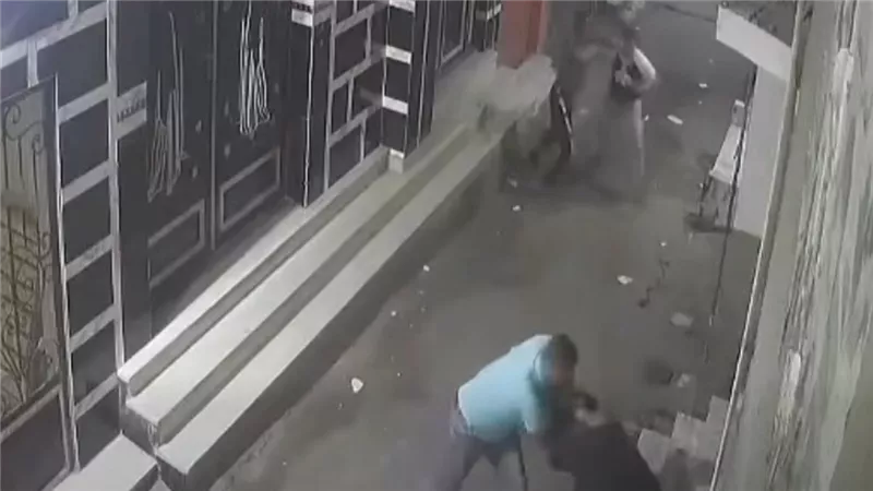  خلعوا حجابها وسحلوها.. تفاصيل صادمة في فيديو اعتداء على شاب ووالدته بالمنوفية