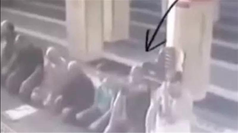 حسن الخاتمة.. شاب يفارق الحياة أثناء الصلاة في مسجد بالقاهرة | شاهد