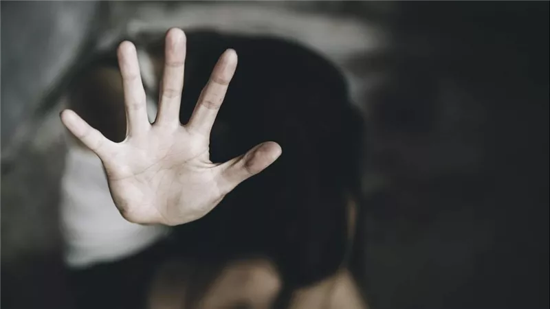 تفاصيل صادمة في القبض على رجل خمسيني تحرش بأولاده الأربعة منذ الطفولة