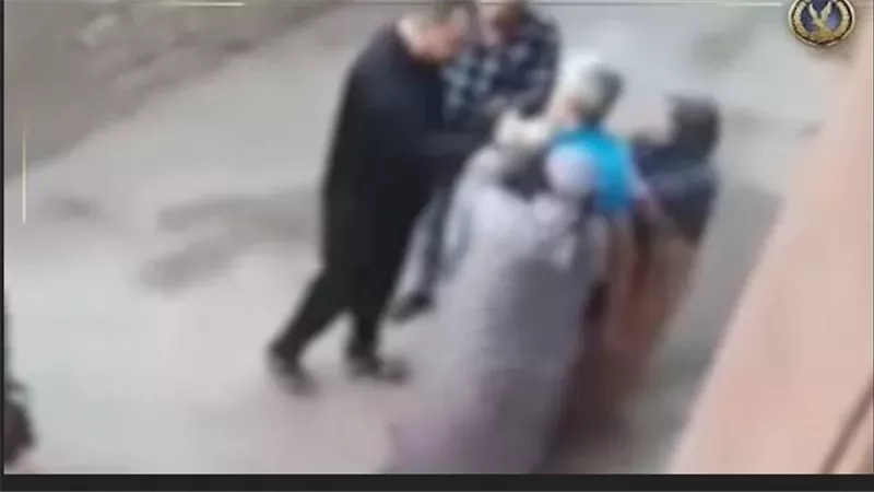 فيديو صادم..القصة الكاملة لمشاجرة سيدتين وسائق في الشرقية | شاهد