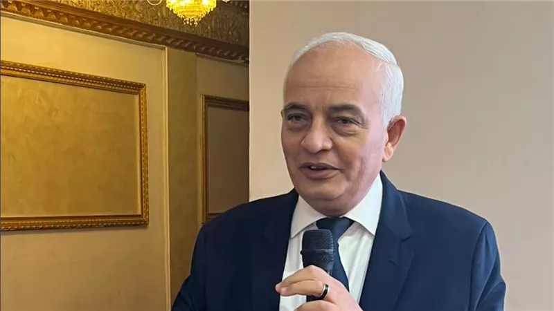 رئيس جامعة الريادة يؤكد أهمية رفع المحاضرات على منصة الجامعة قبل شرحها للطلاب
