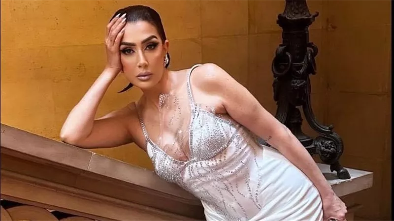 بالأسود.. غادة عبد الرازق تتصدّر التريند بجلسة تصوير جريئة | شاهد
