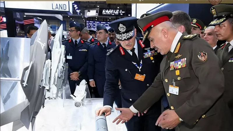 رئيس أركان حرب القوات المسلحة يعود إلى أرض الوطن عقب مشاركته فى فعاليات معرض 