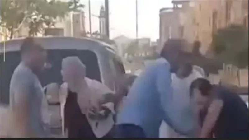 لقطات صادمة.. القصة الكاملة لخناقة سيدة وسائق على طريق عام بالجيزة | فيديو