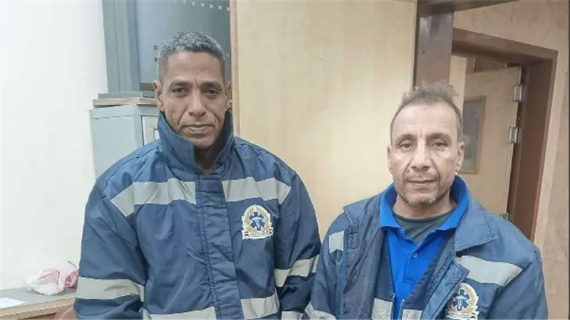 أمانة.. سائق ومسعف يسلمان 45 ألف جنيه ومتعلقات ثمينة لمصاب يمني 