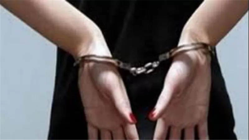  هاربة من 3 قضايا..تفاصيل مثيرة في حكاية النصابة وربة المنزل الثرية 