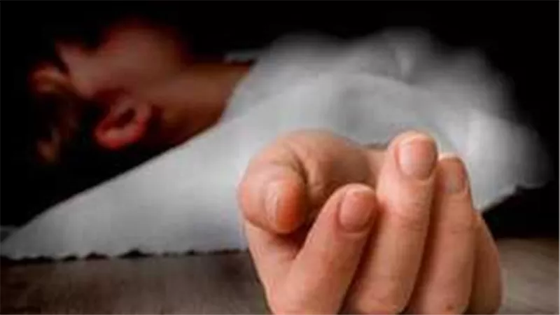  الأب والأم احتجزوها حتى الموت.. مأساة 