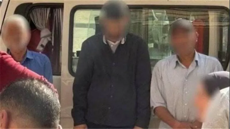 بماسك أسود.. مفاجأة تكشف عن شخص غامض بواقعة المدرسة الدولية بالسلام 