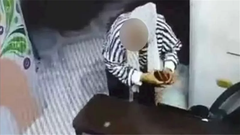 لصة الزقازيق في كمين الكاميرات.. تفاصيل القبض على سيدة سرقت خزنة معرض سجاد بالشرقية