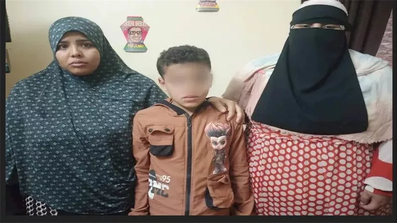 قطف رمانة.. سيدة بالبحيرة تتهم 3 من جيرانها بتعذيب طفلها كيًا بالنار 