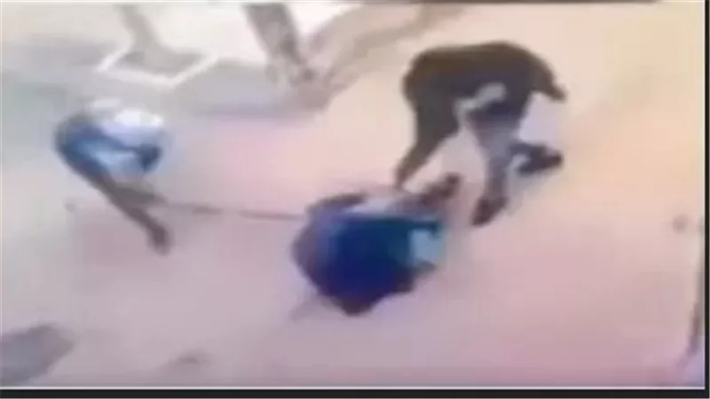 طلبت المساعدة من المارة.. سيدة تستغيث: جوزي وأهله بهدلوني
