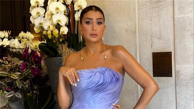 لامع..غادة عبد الرازق تخطف الأنظار بفستان ملفت | شاهد 