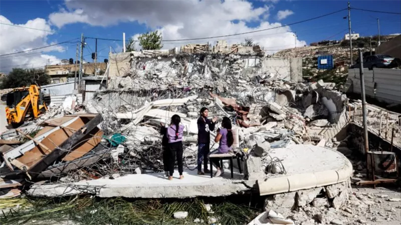 الهدم الذاتي في القدس: عائلات تهدم بيوتها بأيديها لتنجو من الغرامات وتواجه مصير السكن المجهول