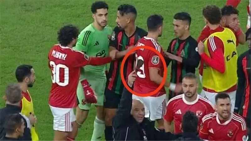  احتساب المباراة لصالحه.. المادة 108 تنصف الأهلي في شغب جماهير الجيش الملكي 