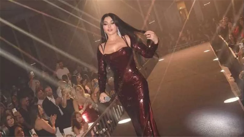 بالأسود.. هيفاء وهبي تثير ضجة بإطلالة جريئة | شاهد 