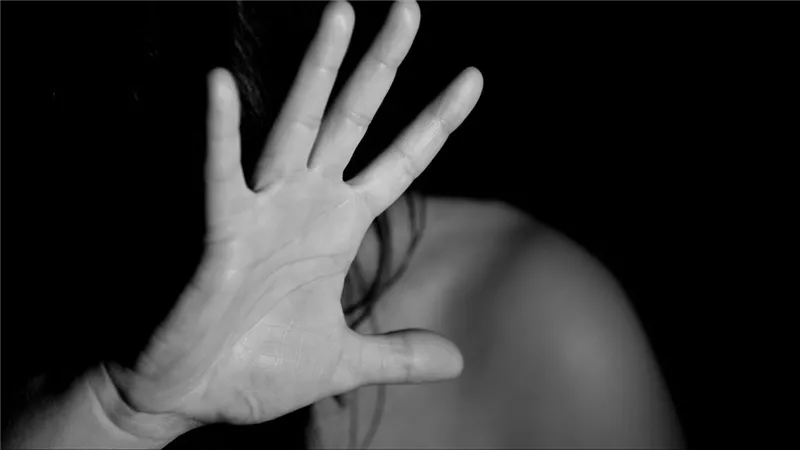القصة الكاملة لإحالة الأب المتهم بمـــعاشرة نــجلته وإنجاب طفل منها للجنايات