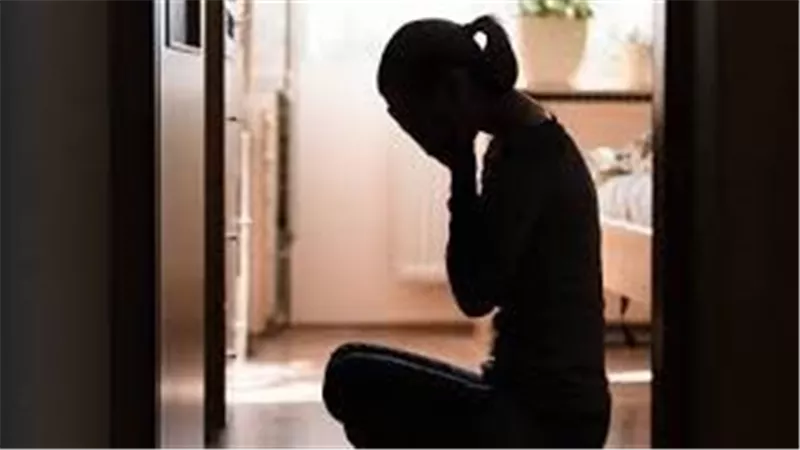 اكتشفت علاقته بطالبة ثانوي بعد 15 سنة.. هيام تطلب خلع زوجها في محكمة الأسرة 